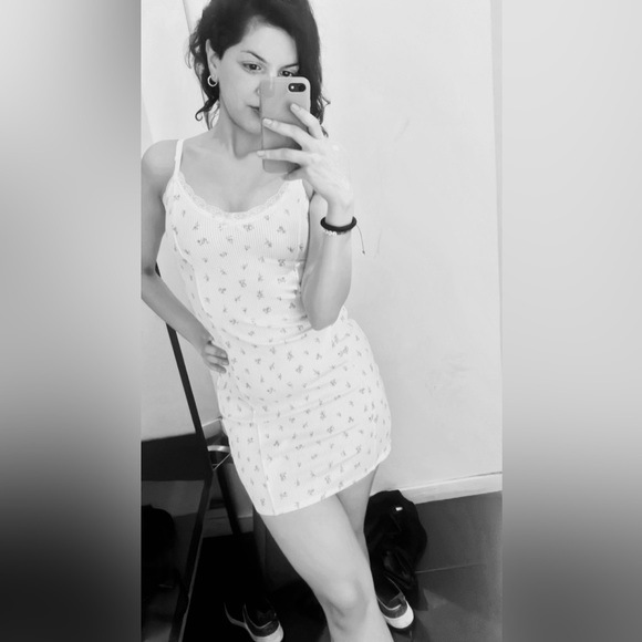 Meet your seller! Hi I’m Michelle 🫶🏻 - Picture 2 of 16